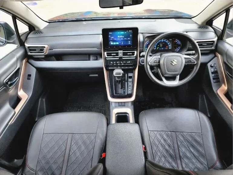 Maruti Suzuki Invicto Strong Hybrid Zeta+8s