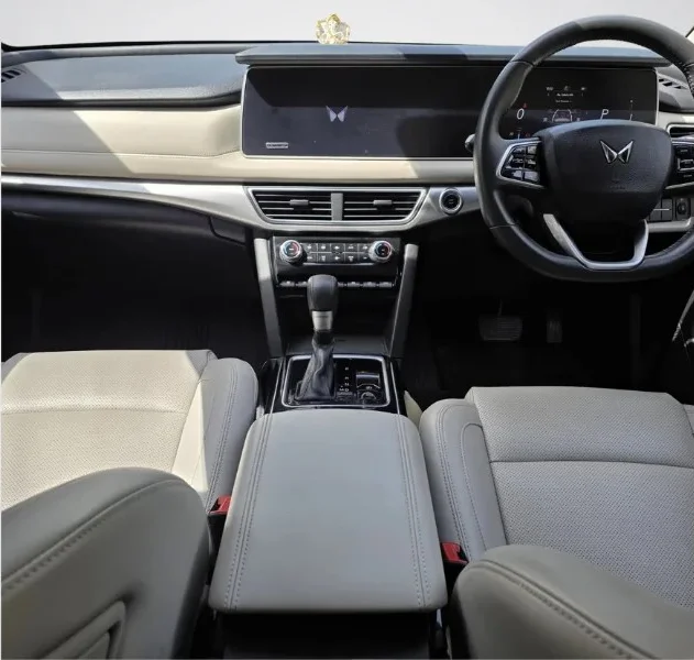 Mahindra XUV 700 AX7