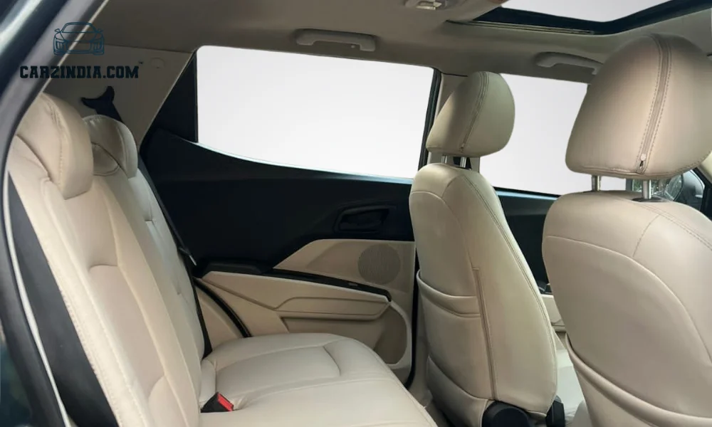 Mahindra XUV300 W6 (Sunroof)